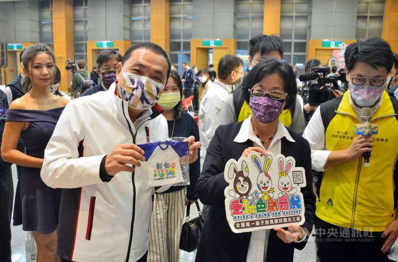新北市長侯友宜(前左1)25日與彰化縣長王惠美(前左2)簽訂觀光合作備忘錄,宣傳新北與彰化的觀光交流與特色景點。2人一起逛彰化觀光景點特色攤位。中央社記者黃旭昇新北攝 110年11月25日