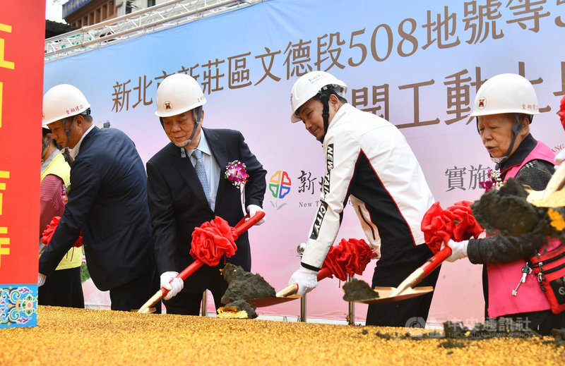 新北市長侯友宜(右2)25日出席主持新莊區文德段公辦都更案動土典禮,他表示,全案原有巷弄狹小且建物老舊,盼藉由公辦都更帶動地區發展,跨出讓新莊老街重生的第一步。(新北市政府提供)中央社記者王鴻國傳真 110年11月25日