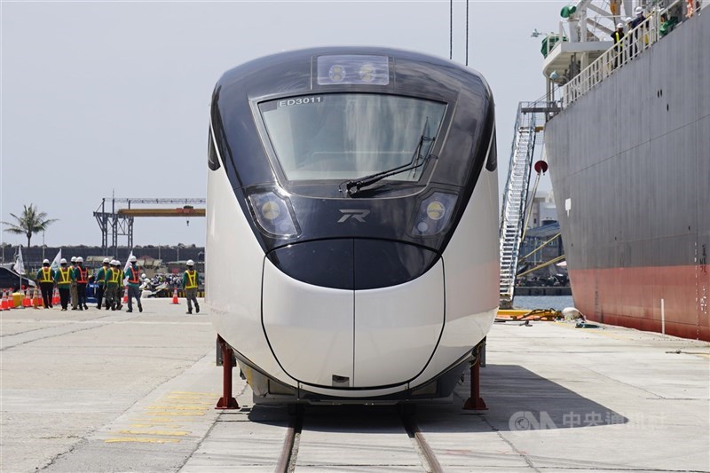 台鐵25日宣布,EMU3000將於12月29日先投入東部幹線營運,12月1日開放一般車廂訂票,「騰雲座艙」要等到12月15日才開放訂票。(中央社檔案照片)