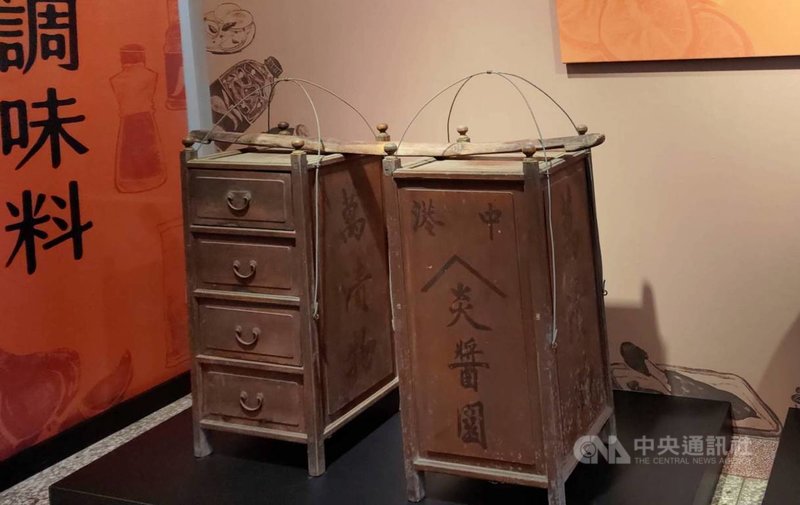 迪化二0七博物館推出「醃漬-封存美味」特展,透過展出醃漬物的歷史文化演變,讓民眾了解醃漬對現代生活的影響。展場可見民國40年代的醃漬攤,從中了解早年市井小民的生活樣貌。中央社記者王寶兒攝 110年11月25日