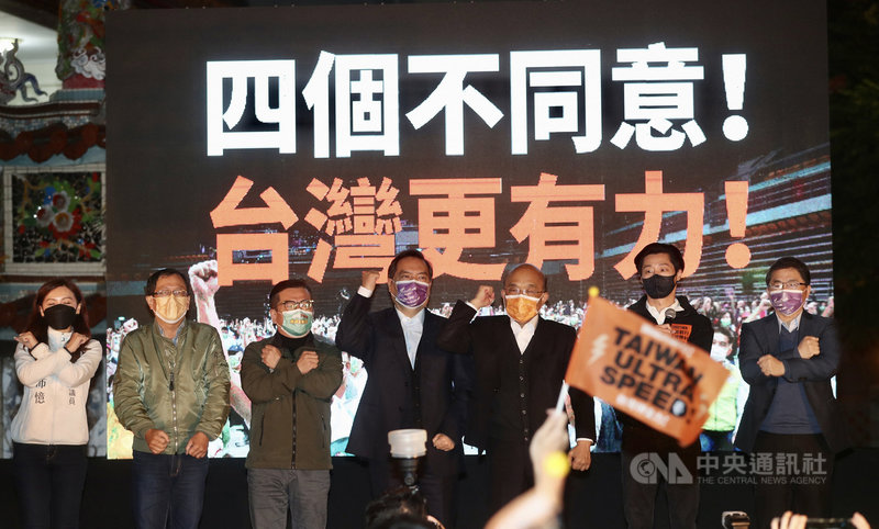 無黨籍立委林昶佐(右2)25日晚間在台北市萬華區舉辦公投說明會,行政院長蘇貞昌(右3)、政務委員羅秉成(右4)等人出席站台,齊聲呼籲民眾支持「四個不同意、台灣更有力」。中央社記者張皓安攝 110年11月25日