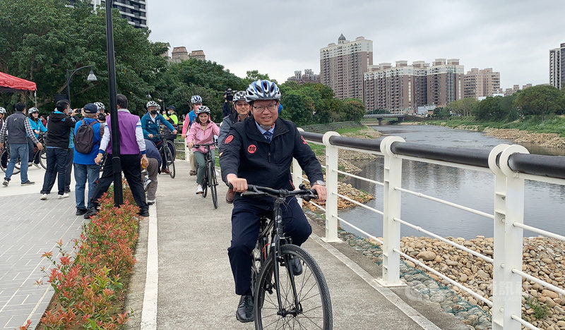 桃園市政府斥資新台幣1億1500萬元改善南崁溪水岸,打造全長27公里的自行車路網空間,25日正式啟用;市長鄭文燦(前)騎車體驗自行車廊道。中央社記者葉臻攝 110年11月25日