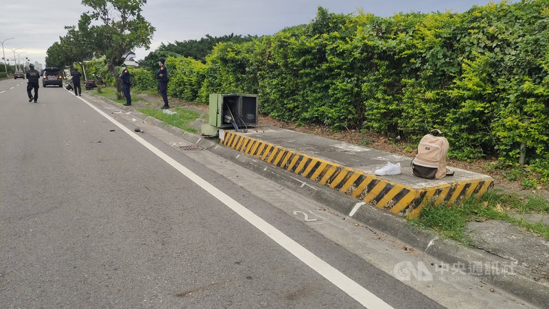 台東大學一年級2名黃姓女學生25日清晨相偕同學騎機車前往台東海濱公園迎曙光,途中機車突然失控撞上路邊變電箱,2人送醫後,一人宣告不治,另一人插管急救中。台東縣警察局台東分局刑事鑑識小組人員前往採證,變電箱呈現90度傾倒,現場留著女學生的背包。中央社記者盧太城台東攝 110年11月25日