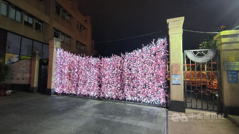2021「公館聖誕季」26日開幕,自來水園區將以別緻造型花朵及燈飾,點亮節慶氣氛。(北水處提供)中央社記者劉建邦傳真 110年11月25日