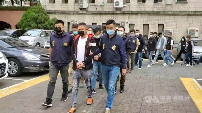台中警方偵辦瑪莎拉蒂案,日前破獲犯嫌張敦量幕後的經濟來源「2580」博弈網站,25日再查獲涉嫌協助洗錢的水房集團及另2處博弈網站機房,詢問後全案依賭博、洗錢等罪嫌,將涉案的徐姓男子等13人送辦。(翻攝照片)中央社記者蘇木春傳真 110年11月25日