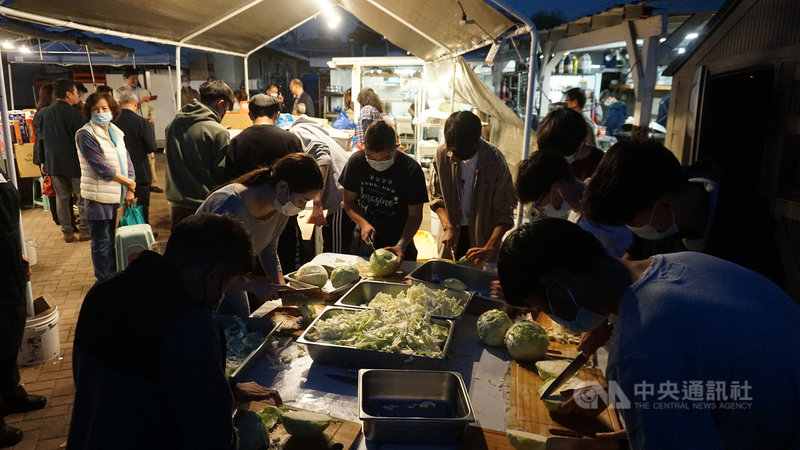 台灣僑胞創立的「饅頭基金會」在洛杉磯行善10年,每個星期邀集志工製作便當,發送給市區的遊民。中央社記者林宏翰洛杉磯攝 110年11月25日