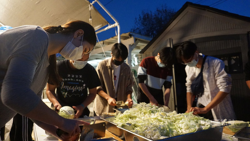 台灣僑胞創立的「饅頭基金會」10年來幫助洛杉磯街友,16歲的志工杜若伊(左)表示,在這裡體會到助人的快樂。中央社記者林宏翰洛杉磯攝 110年11月25日