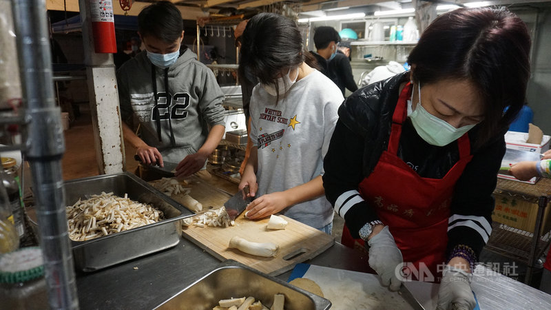 台灣僑胞創立的「饅頭基金會」志工在庭院裡搭棚子切菜,準備200個便當送到市中心的遊民區助人。中央社記者林宏翰洛杉磯攝 110年11月25日