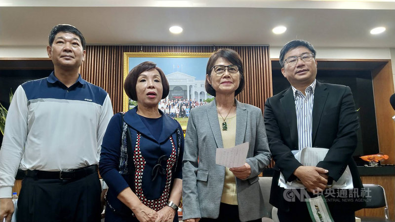 高雄市議會議長曾麗燕(右2)25日下午召集議會國民黨團總召童燕珍(左2)、民進黨團總召鄭光峰(右)、無黨團結聯盟總召朱信強(左)等人進行協商,討論111年市府總預算是否能交付審查。中央社記者蔡孟妤攝 110年11月25日