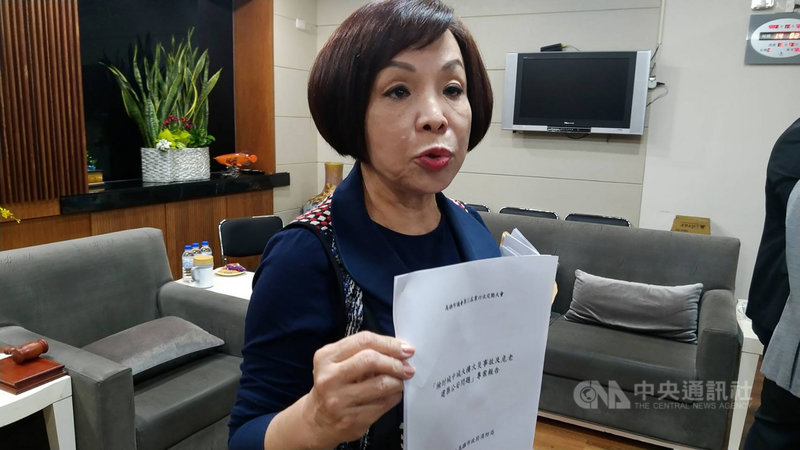 高雄市議會要求市府針對城中城事件提出未來改善報告後,再將111年總預算案付委。議會國民黨團總召童燕珍說,各局處中報告做得最好的是消防局,一整本17頁,有目錄、編碼及清楚交代未來改進事項;反觀工務局只有1頁,但工務局是城中城事件中很重要的局處,另交通局也很簡要、只有2頁,令人無法接受。中央社記者蔡孟妤攝 110年11月25日