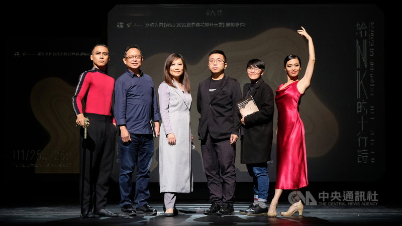 高雄在地團體新古典室內樂團新作「給NK的十行詩」,以醫師江自得榮獲吳三連文學獎探討「美」為主題的詩集做發想,將其論述轉化為6幕各自獨立又相連呼應的連篇樂章。25日、26日將在衛武營歌劇院演出。中央社記者曾以寧攝 110年11月25日