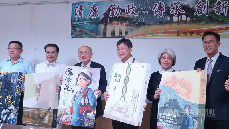 公視電視劇「斯卡羅」改編自小說「傀儡花」,原著作家陳耀昌(左3)12日獲頒台南「卓越市民」後,日前捐贈1000多本著作給台南市各級學校。(台南市政府提供)中央社記者張榮祥台南傳真 110年11月25日