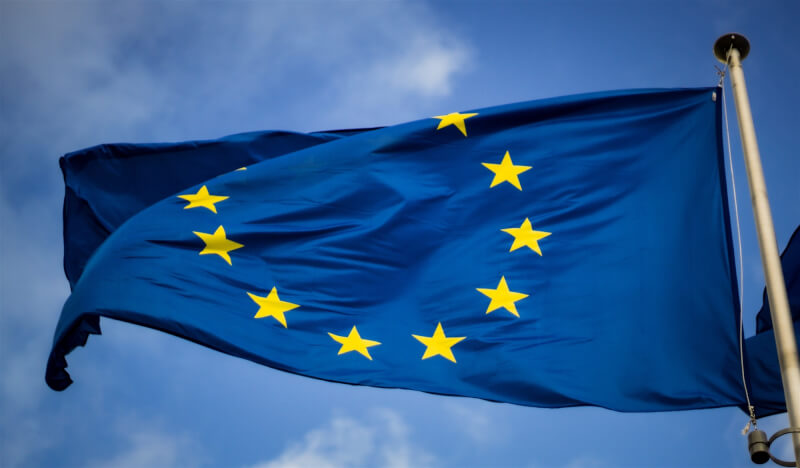 歐盟國防部長會議15日達成數項共識，將在3年內增加700億歐元國防支出強化武器聯合採購。圖為歐盟旗幟。（圖取自Pixabay圖庫）
