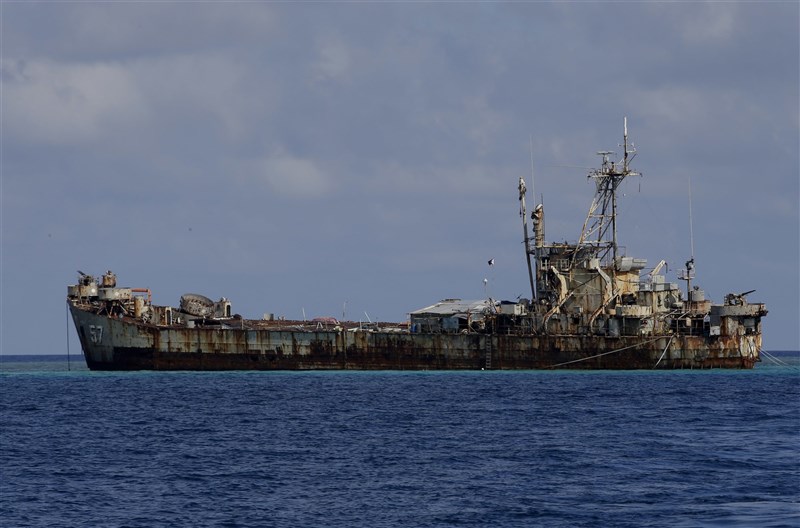 菲律宾军舰马德雷山号（图）搁浅仁爱礁22年未拖离，是北京眼中钉般的存在。中国海警近日拦阻菲方运补，可见北京仍慎防菲国强化对仁爱礁的控制。（美联社）