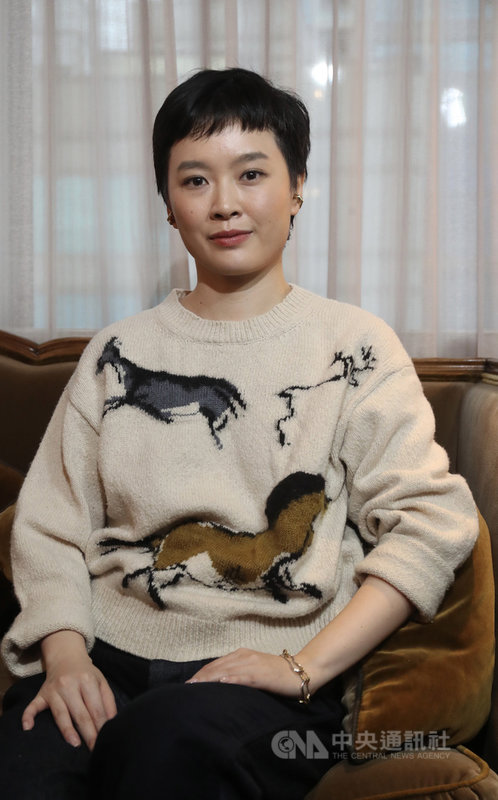 導演阮鳳儀把自身故事改編為電影「美國女孩」,一舉入圍第58屆金馬獎最佳原著劇本、最佳新導演等獎項,阮鳳儀坦言並沒有想太多,獲得觀眾共鳴已經達到一開始想分享故事的初心。中央社記者吳家昇攝 110年11月25日