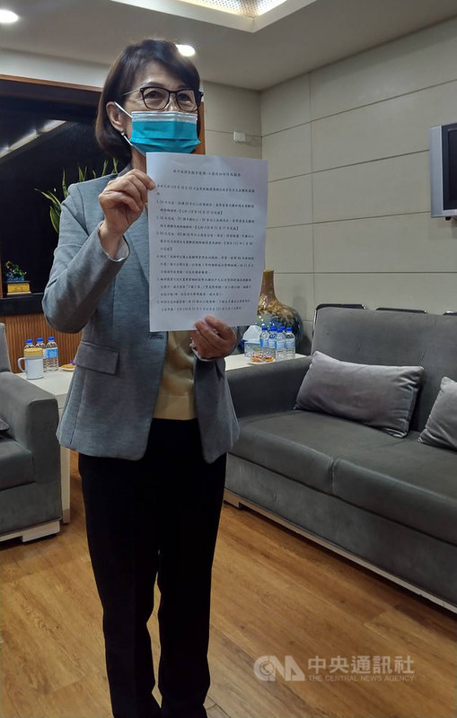 高雄市政府111年度總預算日前交付議會審查,但被國民黨團以人數優勢表決拒絕交付,並要求各局處提出精進報告後,再交付預算審查;市府各局處精進報告25日陸續送抵議會,議長曾麗燕指出,部分報告相當草率,甚至最重要的工務局竟只有「1張A4」。中央社記者蔡孟妤攝 110年11月25日
