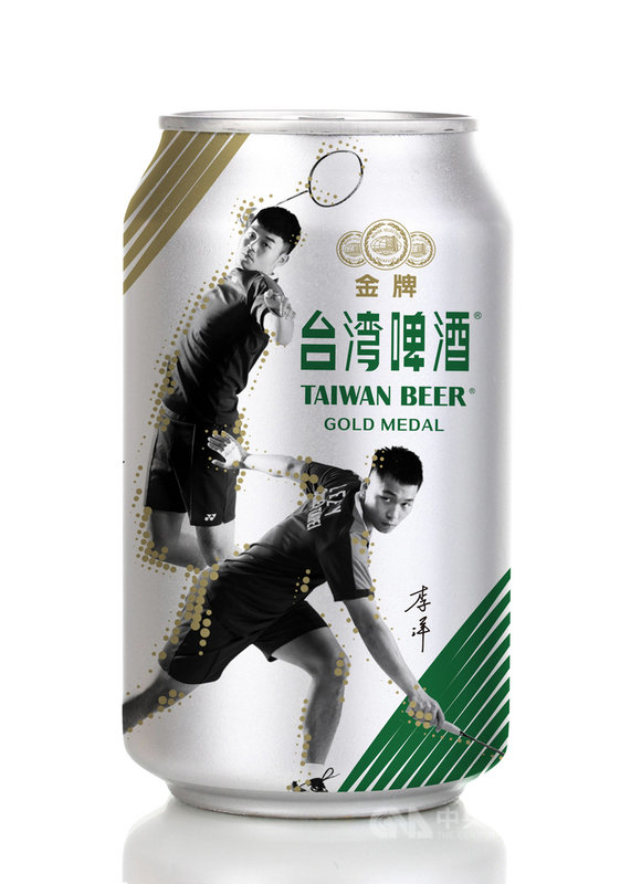 台酒公司25日宣布推出「金牌台灣啤酒麟洋配限量罐」，找來專業攝影拍攝，以兩人於賽場上霸氣跳殺、撲救動作為主視覺，並加上金色網點元素，象徵兩人在奧運場上奮力為國爭光散發的金色榮耀。（台酒公司提供）中央社記者吳佳蓉傳真  110年11月25日