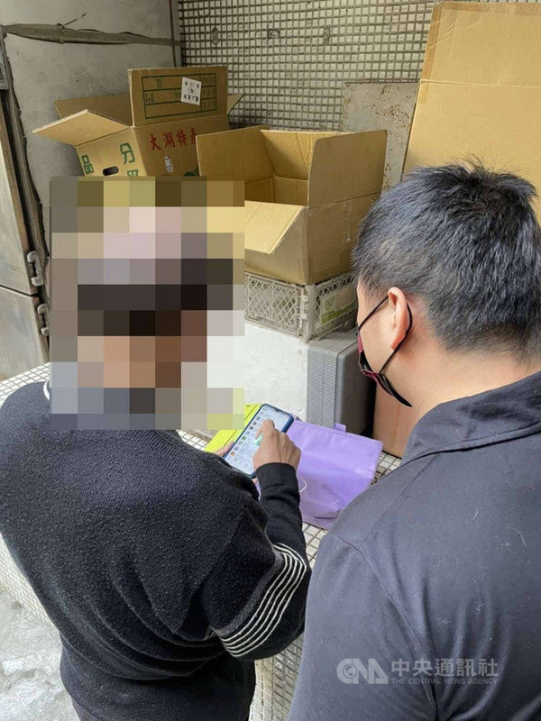 有人擷取國外音樂節影片片段,並說是高雄衛武營國家劇場的演出,衛武營為導正視聽、維護名譽,23日向警方報案。警方25日說明,經查這是美國佛州的樂團演出,並已將涉案人移請高雄地檢署偵辦。(警方提供)中央社記者曾以寧傳真 110年11月25日