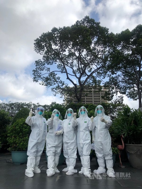 胡志明市立口腔醫院人員身穿羅慧夫顱顏基金會與外交部、衛福部合力捐贈的個人防護衣。(羅慧夫顱顏基金會提供)中央社記者陳家倫河內傳真 110年11月25日