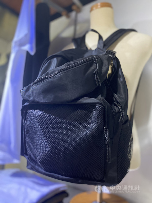 現年62歲的設計師謝錦堂在台北西門商圈經營自有品牌服飾店,年輕時曾赴日學藝的他,作品涵蓋西服、漢服、皮帶、各式包款、書衣或日式門簾等,從設計到完工都一手包辦,作品處處有設計巧思,常驚豔眾人。中央社記者黃麗芸攝 110年11月25日