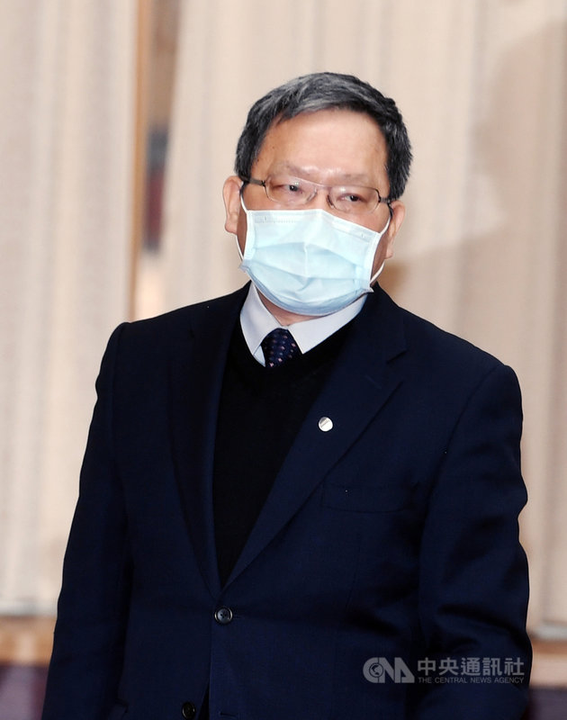 財政部長蘇建榮(圖)25日在立法院財政委員會備詢,就大宗物資是否降稅一事表示,只要行政院政策確定實施,財政部就會啟動機制,即刻可以配合實施。中央社記者施宗暉攝 110年11月25日