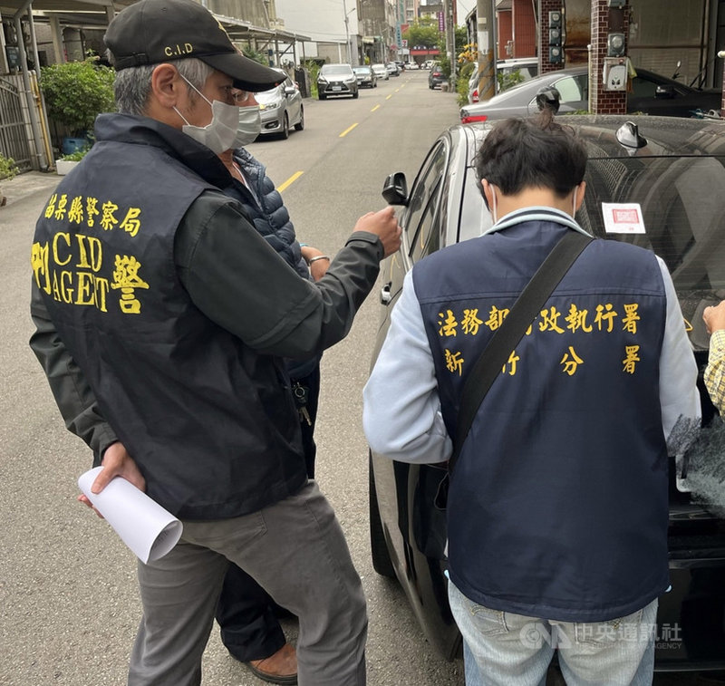 苗栗縣陳姓男子多次施用毒品遭查獲,並積欠新台幣14萬元罰鍰遲不繳納,警方查出他名下有一輛BMW,於是會同法務部行政執行署準備強制查扣拍賣,家屬見狀迅速於1小時內前往銀行繳納罰鍰,清償名下所有欠款。(苗栗縣警察局刑警大隊提供)中央社記者管瑞平傳真 110年11月25日