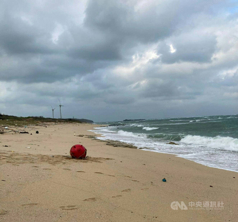 澎湖北寮海域發現1枚疑似水雷未爆彈,陸軍澎湖防衛指揮部未爆彈處理小組到場拉起封鎖線,並決定在26日上午進行爆破。(澎防部提供)中央社 110年11月25日