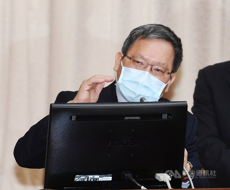 財政部公告111年綜所稅免稅額、標準扣除額、薪資扣除額等6個項目都將調升。對此,財政部長蘇建榮(圖)25日在立法院表示,這次調整對雙薪家庭也好、單身也好,都是很大的受益。中央社記者施宗暉攝 110年11月25日
