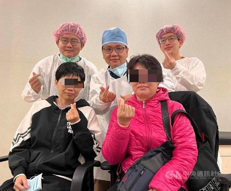 屏東縣潘姓超商女店員(前左)日前遭思覺失調症男子攻擊眼部重傷,高雄長庚醫院耳鼻喉科醫師羅盛典25日表示,潘女出院後有持續追蹤,縣府也提供完備心理諮商,整體狀況穩定,視力與眼球活動也恢復得很正常。(高雄長庚醫院提供)中央社記者曾以寧傳真 110年11月25日
