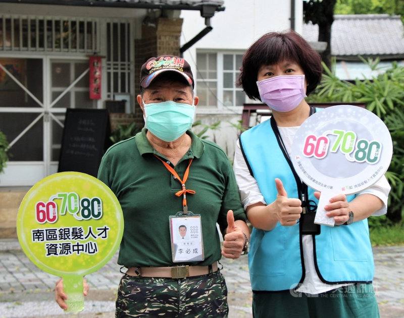 79歲的李必成(左)軍旅生涯曾經歷過數個重要職務,退役後,他回到屏東從事過空調設備維修的工作。經勞動部高屏澎東分署南區銀髮人才資源中心安排成為銀響力團隊一員,運用昔日經驗透過視訊指導企業,讓他發揮所長,重新找到價值。(勞動部提供)中央社記者郭芷瑄傳真 110年11月25日