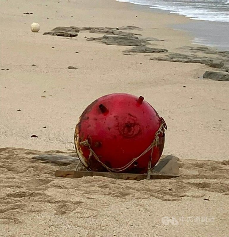 澎湖北寮海域發現1枚疑似水雷未爆彈,陸軍澎湖防衛指揮部未爆彈處理小組到場拉起封鎖線,澎防部研判為早年遺留的彈體。(澎防部提供)中央社 110年11月25日