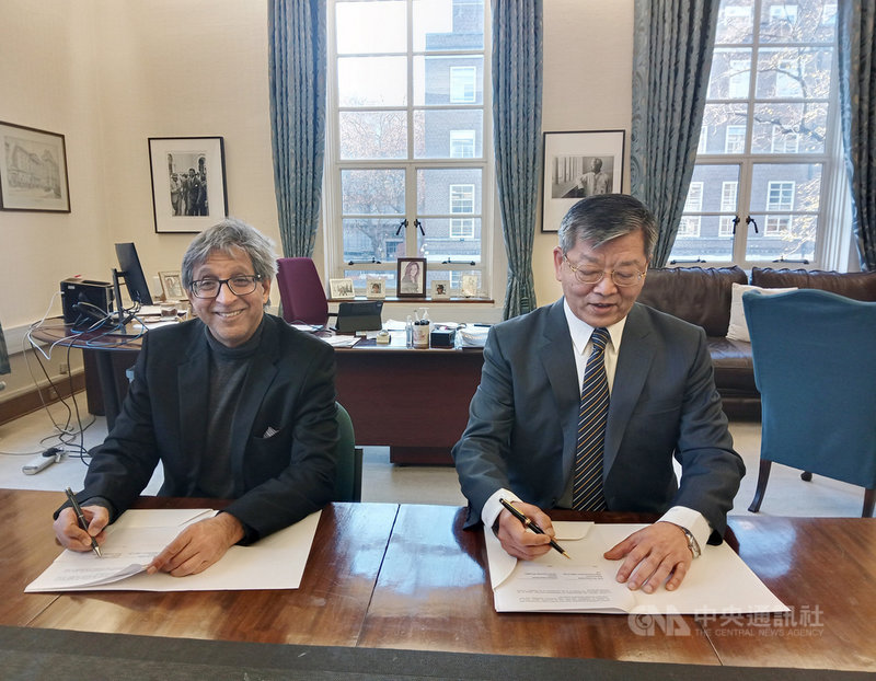 駐英國代表謝武樵(右)23日與倫敦大學亞非學院(SOAS)校長哈比(左)共同簽署2021-2024台灣研究計畫合作瞭解備忘錄,雙方邁向新一輪3年合作。中央社記者陳韻聿倫敦攝 110年11月25日