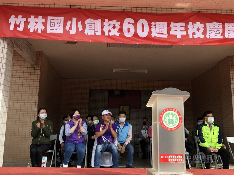 國民黨台中立委補選參選人顏寬恒(中,藍背心)26日上午出席沙鹿區竹林國小60週年校慶。中央社記者趙麗妍攝 110年11月26日