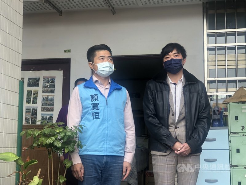 國民黨台中立委補選參選人顏寬恒(左)26日出席沙鹿區竹林國小60週年校慶時表示,立法院副院長蔡其昌同時身為中華職棒大聯盟會長,動輒提賭盤,如何端正簽賭風氣。中央社記者趙麗妍攝 110年11月26日