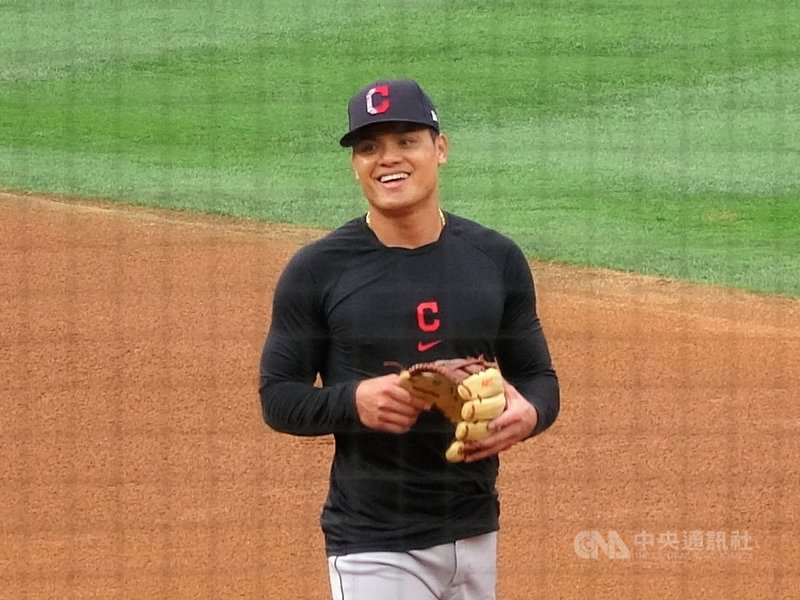 棒球好手張育成2021年球季打出9支全壘打,締造台灣球員在美國職棒大聯盟的最佳成績,美國媒體看好他新球季繼續擔任守護者隊工具人角色。圖為張育成5月賽前練習照片。中央社記者林宏翰洛杉磯攝 110年11月26日