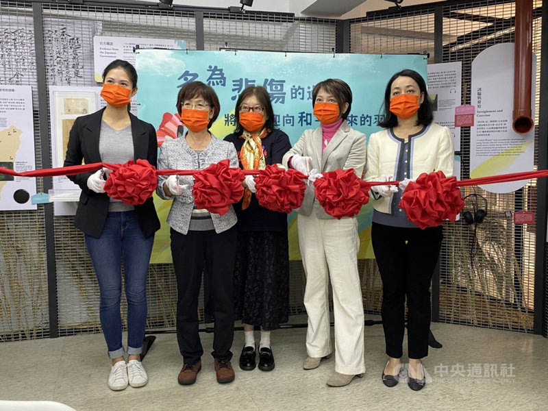 台灣首座慰安婦實體博物館「阿嬤家—和平與女性人權館」因不堪虧損搬遷,婦女救援基金會26日在新場館舉行記者會,宣布阿嬤家重新開館。中央社記者吳欣紜攝 110年11月26日