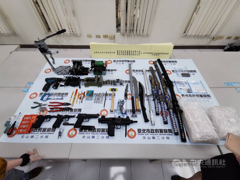 竹聯幫廖姓幫派分子因債務糾紛,教唆不同幫派小弟赴台北市文山區某民宅潑漆,事後還開槍恐嚇,警方25日前往雙北市等處搜索,循線逮捕廖姓男子等11人到案,並起獲改造槍枝、毒品、刀械等物。(翻攝畫面)中央社記者劉建邦傳真 110年11月26日