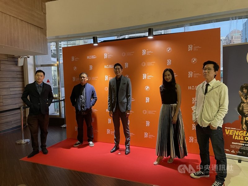新加坡國際電影節25日起跑,開幕片為印尼導演愛德溫(Edwin)執導的「我復仇,你付錢」。圖為愛德溫(左2)等人出席開幕式活動。中央社記者侯姿瑩新加坡攝 110年11月26日