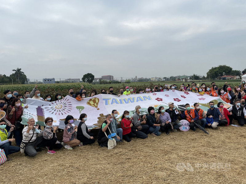 2021雲林巾彩耕地藝術節27日起一連兩天登場,26日公布會場主題意象「台灣景觀巨幅毛巾壁畫」,代表著台灣毛巾紡織卓越技術與藝術設計力的提升。 中央社記者姜宜菁攝 110年11月26日