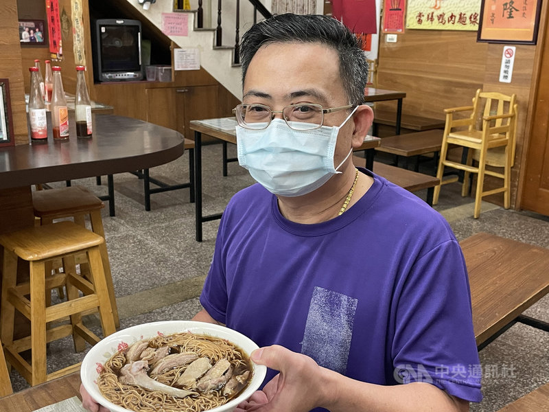 雲林地區有鴨肉小吃業者26日指出,從今年7月起,鴨肉價格已從每台斤新台幣57元漲到現在72元,其他中藥材也漲價,但因所販售的是庶民小吃,共體時艱之下,決定暫時不會漲價。中央社記者姜宜菁攝 110年11月26日