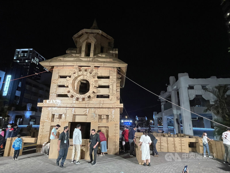 2021台南街頭藝術節26日起正式登場,在河樂廣場前以紙箱搭建出原台南地方法院已消失的西側高塔,成為一大注目焦點,這座高塔僅靠人力徒手堆置,晚間進入完成的最後階段。中央社記者張榮祥台南攝 110年11月26日