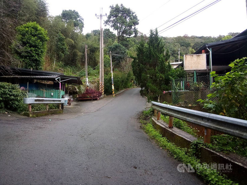 新竹縣尖石鄉北得拉曼步道道路改善,加上疫情趨緩後人潮增多,同時也引發了垃圾大增等環境問題,當地居民已號召百名族人,將在12月6日申請集會遊行,封路表達抗議。(讀者提供) 中央社記者郭宣彣傳真 110年11月26日