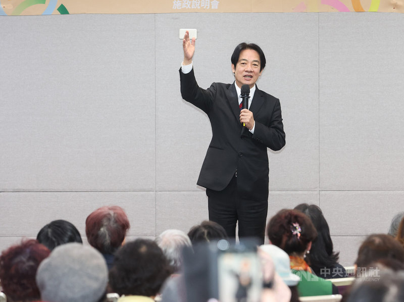 民進黨婦女部「姊姊妹妹站出來 婦女團體支持四個不同意」活動26日下午舉行,副總統賴清德應邀出席致詞,向眾人呼籲年底公投務必支持4個不同意。中央社記者鄭清元攝 110年11月26日