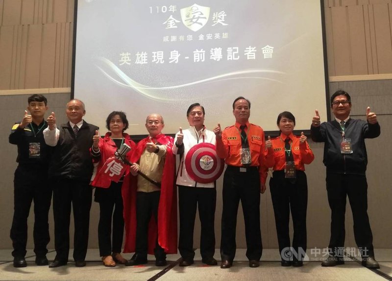 交通部26日舉行「110年金安獎頒獎典禮」,表揚253名金安英雄。會前金安獎得主分享個人經歷。中央社記者汪淑芬攝 110年11月26日