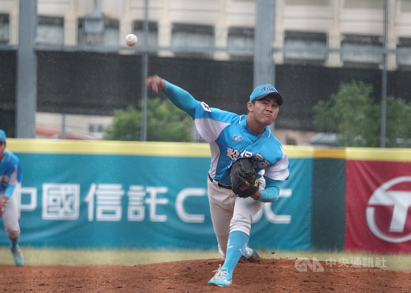 黑豹旗全國高中棒球棒大賽8強,穀保家商「校長」林華偉(圖)後援解危,3局無失分、表現是關鍵,率隊拿下勝利。中央社記者謝靜雯攝 110年11月26日