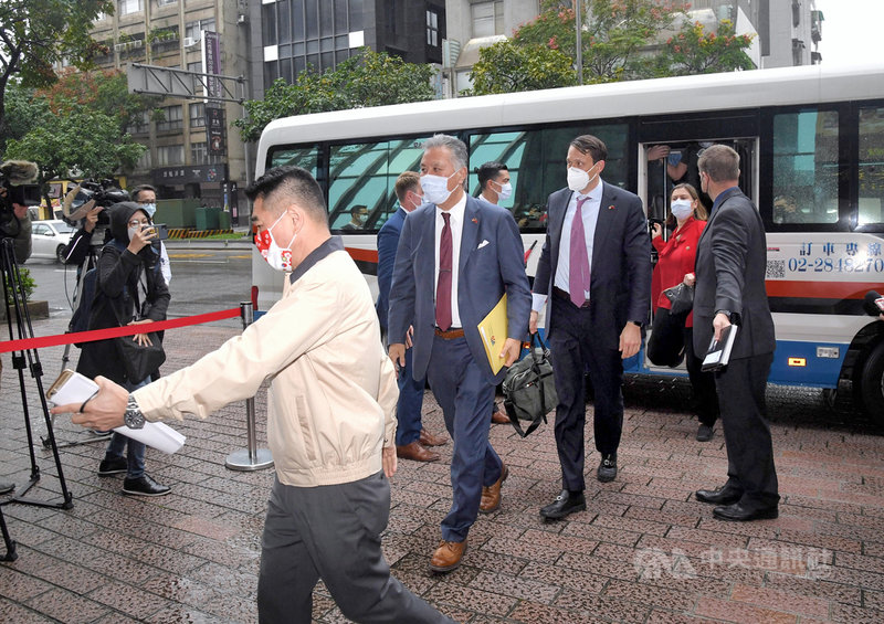 美國聯邦眾議院退伍軍人事務委員會主席高野(Mark Takano)(中)26日上午率跨黨派眾議員團拜會國軍退除役官兵輔導委員會,就國防相關議題交換意見。中央社記者王飛華攝 110年11月26日