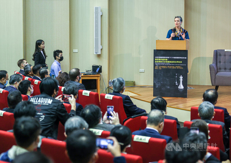 中華民國國際關係學會26日舉辦年會,美國在台協會(AIT)處長孫曉雅(後右)受邀出席,並以「美國、台灣及泛印太地區:挑戰與契機」為題發表演說。中央社記者鄭清元攝 110年11月26日