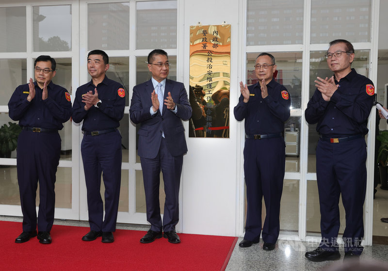 內政部長徐國勇(左3)、警政署長陳家欽(右2)等人26日共同出席警政署公投治安維護工作聯合指揮所揭牌儀式,宣示「投票前平安」、「投票日平順」、「投票後平穩」3大目標。中央社記者謝佳璋攝 110年11月26日
