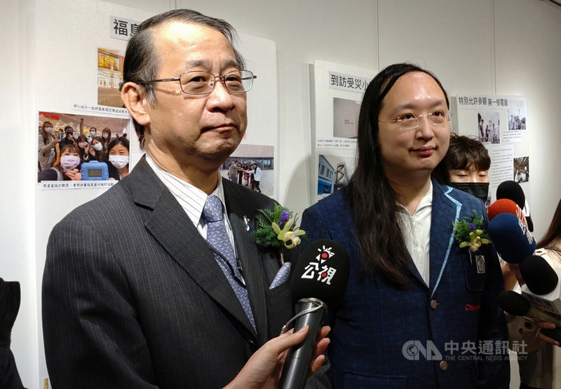 台日民間成立的「福島前進團」26日舉行「福島前進節2021」活動,日本台灣交流協會代表泉裕泰(左)及行政院政務委員唐鳳(右)出席致詞,並於會後接受媒體聯訪。中央社記者鍾佑貞攝 110年11月26日
