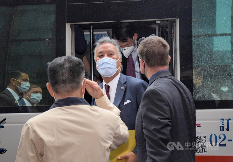 美國聯邦眾議院退伍軍人事務委員會主席高野(Mark Takano)(中)26日上午率跨黨派眾議員團拜會國軍退除役官兵輔導委員會,與主任委員馮世寬交換意見。中央社記者王飛華攝 110年11月26日